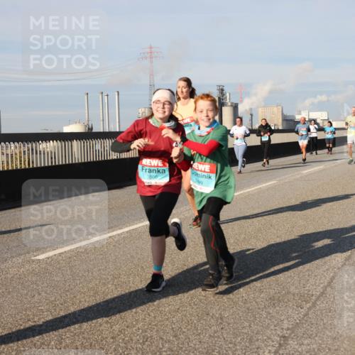 03.10.2025 - Köhlbrandbrückenlauf Lena Gebhardt http://msf.ph/oto/9137927 03.10.2025 09:55:46 Position 2 3500, 399 meine-sportfotos.de