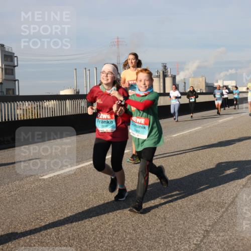 03.10.2025 - Köhlbrandbrückenlauf Lena Gebhardt http://msf.ph/oto/9137933 03.10.2025 09:55:46 Position 2 3500, 3499 meine-sportfotos.de