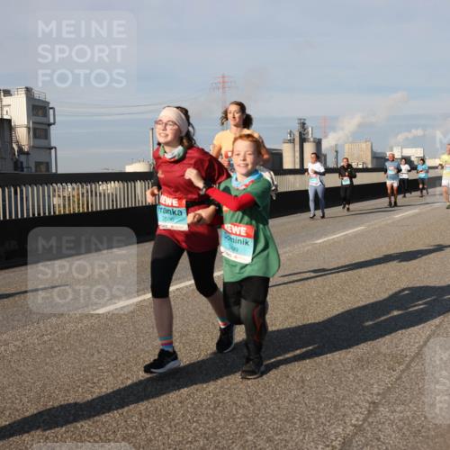 03.10.2025 - Köhlbrandbrückenlauf Lena Gebhardt http://msf.ph/oto/9137940 03.10.2025 09:55:46 Position 2 3500, 3499 meine-sportfotos.de
