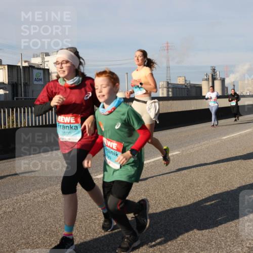 03.10.2025 - Köhlbrandbrückenlauf Lena Gebhardt http://msf.ph/oto/9137965 03.10.2025 09:55:47 Position 2 3500, 99 meine-sportfotos.de