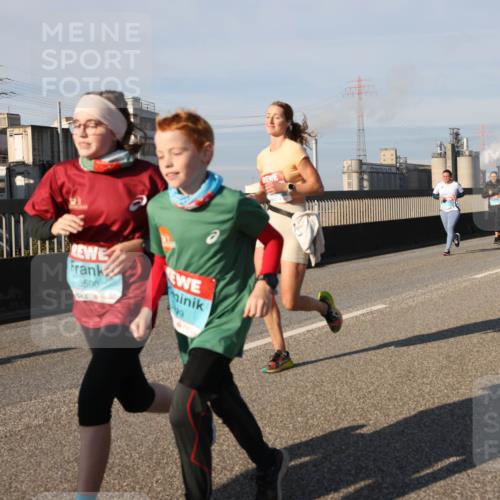 03.10.2025 - Köhlbrandbrückenlauf Lena Gebhardt http://msf.ph/oto/9137973 03.10.2025 09:55:47 Position 2 3500 meine-sportfotos.de