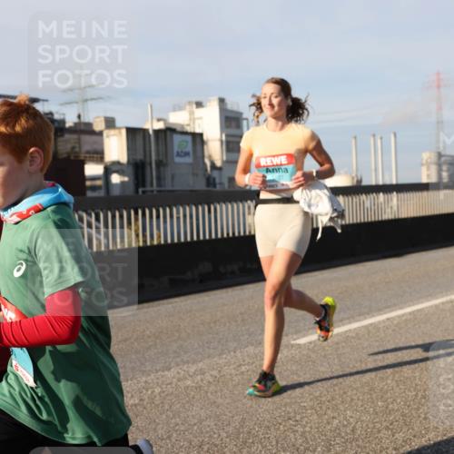 03.10.2025 - Köhlbrandbrückenlauf Lena Gebhardt http://msf.ph/oto/9137978 03.10.2025 09:55:47 Position 2 3500 meine-sportfotos.de