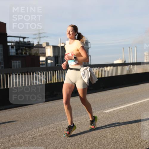 03.10.2025 - Köhlbrandbrückenlauf Lena Gebhardt http://msf.ph/oto/9137984 03.10.2025 09:55:47 Position 2  meine-sportfotos.de