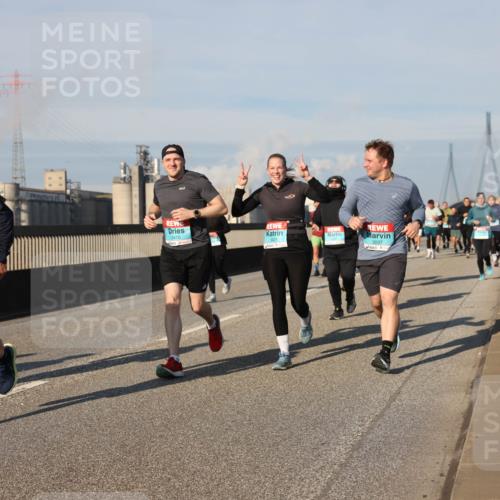 03.10.2025 - Köhlbrandbrückenlauf Lena Gebhardt http://msf.ph/oto/9138102 03.10.2025 09:55:54 Position 2 3469, 3470, 3471, 3037 meine-sportfotos.de