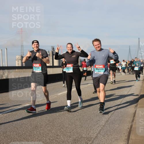 03.10.2025 - Köhlbrandbrückenlauf Lena Gebhardt http://msf.ph/oto/9138107 03.10.2025 09:55:55 Position 2 3470, 3471, 3037 meine-sportfotos.de