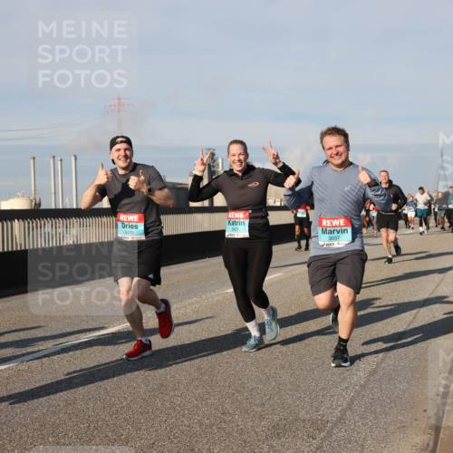 03.10.2025 - Köhlbrandbrückenlauf Lena Gebhardt http://msf.ph/oto/9138120 03.10.2025 09:55:55 Position 2 3471, 3037, 3470 meine-sportfotos.de