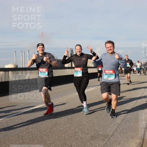 03.10.2025 - Köhlbrandbrückenlauf Lena Gebhardt http://msf.ph/oto/9138124 03.10.2025 09:55:55 Position 2 3470, 3471, 3037 meine-sportfotos.de