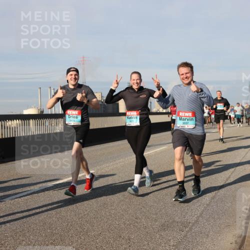 03.10.2025 - Köhlbrandbrückenlauf Lena Gebhardt http://msf.ph/oto/9138129 03.10.2025 09:55:55 Position 2 3471, 3470, 3037 meine-sportfotos.de