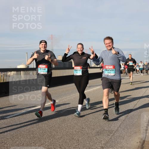 03.10.2025 - Köhlbrandbrückenlauf Lena Gebhardt http://msf.ph/oto/9138132 03.10.2025 09:55:55 Position 2 3471, 3037, 3470 meine-sportfotos.de