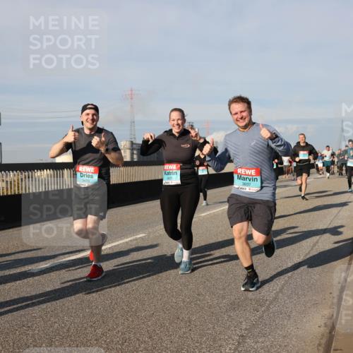 03.10.2025 - Köhlbrandbrückenlauf Lena Gebhardt http://msf.ph/oto/9138141 03.10.2025 09:55:55 Position 2 3037, 3471, 3470 meine-sportfotos.de