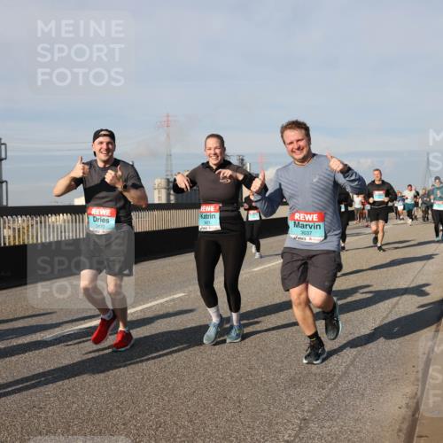 03.10.2025 - Köhlbrandbrückenlauf Lena Gebhardt http://msf.ph/oto/9138143 03.10.2025 09:55:55 Position 2 3471, 3470, 3037 meine-sportfotos.de