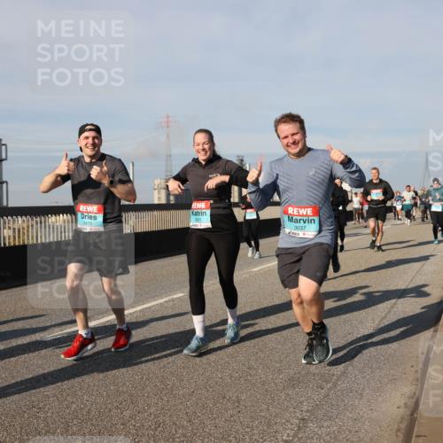 03.10.2025 - Köhlbrandbrückenlauf Lena Gebhardt http://msf.ph/oto/9138146 03.10.2025 09:55:56 Position 2 3471, 3470, 3037 meine-sportfotos.de
