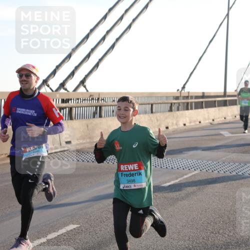 03.10.2025 - Köhlbrandbrückenlauf Yannick Fuchs http://msf.ph/oto/9140419 03.10.2025 08:25:14 Position 2 1106, 3498 meine-sportfotos.de