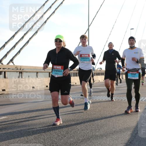 03.10.2025 - Köhlbrandbrückenlauf Yannick Fuchs http://msf.ph/oto/9141103 03.10.2025 08:26:00 Position 2 1353, 3111, 3344 meine-sportfotos.de