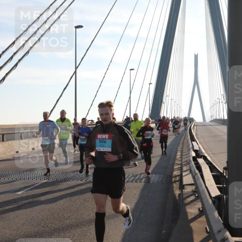 03.10.2025 - Köhlbrandbrückenlauf Yannick Fuchs http://msf.ph/oto/9141409 03.10.2025 08:26:16 Position 2 3708, 1623, 0 meine-sportfotos.de