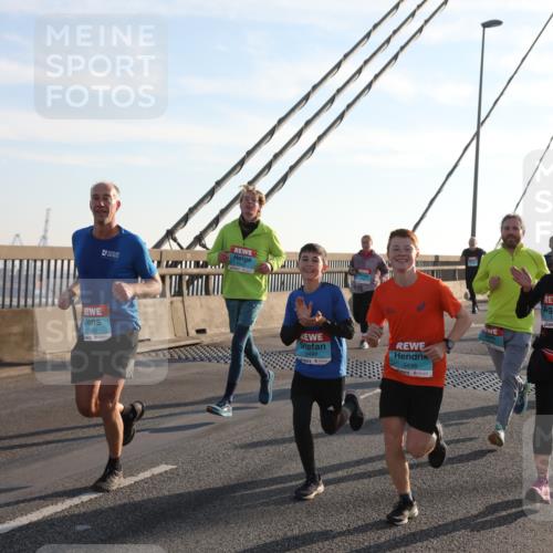 03.10.2025 - Köhlbrandbrückenlauf Yannick Fuchs http://msf.ph/oto/9141452 03.10.2025 08:26:18 Position 2 1543, 3497, 3496, 1294 meine-sportfotos.de
