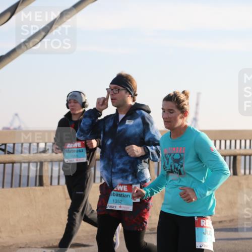 03.10.2025 - Köhlbrandbrückenlauf Yannick Fuchs http://msf.ph/oto/9141689 03.10.2025 08:26:47 Position 2 1559, 1352, 1356 meine-sportfotos.de