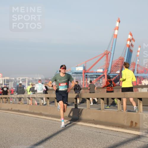 03.10.2025 - Köhlbrandbrückenlauf Yannick Fuchs http://msf.ph/oto/9142327 03.10.2025 08:27:53 Position 2  meine-sportfotos.de