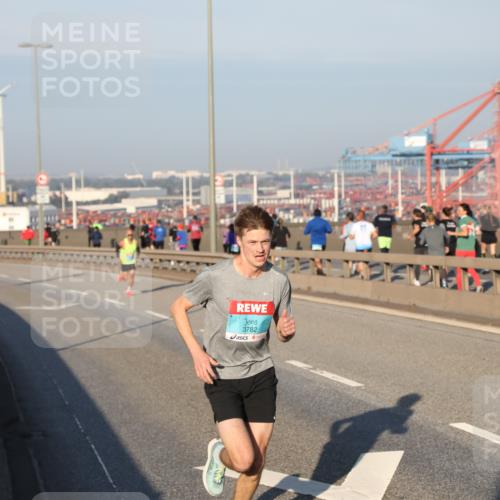 03.10.2025 - Köhlbrandbrückenlauf Yannick Fuchs http://msf.ph/oto/9142455 03.10.2025 08:28:22 Position 2 3782 meine-sportfotos.de