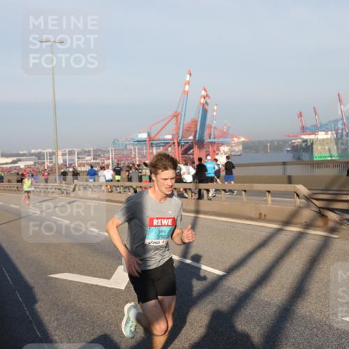 03.10.2025 - Köhlbrandbrückenlauf Yannick Fuchs http://msf.ph/oto/9142463 03.10.2025 08:28:23 Position 2 3782 meine-sportfotos.de