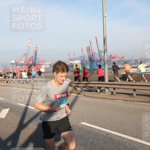 03.10.2025 - Köhlbrandbrückenlauf Yannick Fuchs http://msf.ph/oto/9142476 03.10.2025 08:28:24 Position 2 3782 meine-sportfotos.de