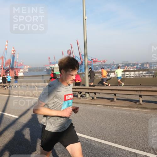 03.10.2025 - Köhlbrandbrückenlauf Yannick Fuchs http://msf.ph/oto/9142482 03.10.2025 08:28:24 Position 2 782 meine-sportfotos.de
