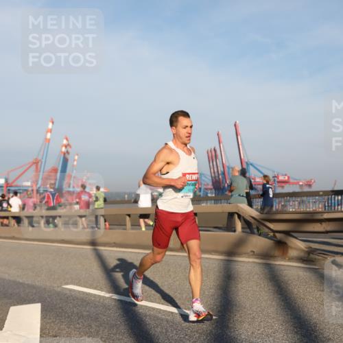 03.10.2025 - Köhlbrandbrückenlauf Yannick Fuchs http://msf.ph/oto/9142599 03.10.2025 08:29:07 Position 2 1018 meine-sportfotos.de
