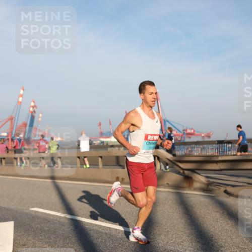 03.10.2025 - Köhlbrandbrückenlauf Yannick Fuchs http://msf.ph/oto/9142605 03.10.2025 08:29:07 Position 2 1015 meine-sportfotos.de