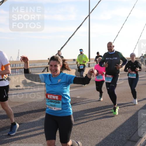 03.10.2025 - Köhlbrandbrückenlauf Yannick Fuchs http://msf.ph/oto/9143374 03.10.2025 08:30:21 Position 2 3345, 3666, 1844 meine-sportfotos.de