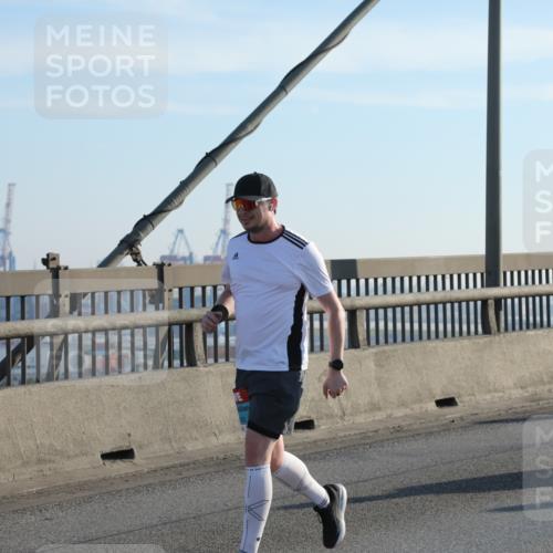 03.10.2025 - Köhlbrandbrückenlauf Yannick Fuchs http://msf.ph/oto/9143794 03.10.2025 08:31:17 Position 2 1907 meine-sportfotos.de