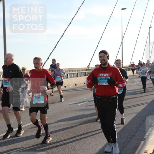 03.10.2025 - Köhlbrandbrückenlauf Yannick Fuchs http://msf.ph/oto/9143822 03.10.2025 08:31:20 Position 2 3028, 3216 meine-sportfotos.de