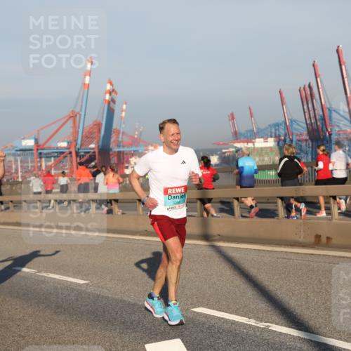 03.10.2025 - Köhlbrandbrückenlauf Yannick Fuchs http://msf.ph/oto/9144311 03.10.2025 08:32:20 Position 2 3086 meine-sportfotos.de
