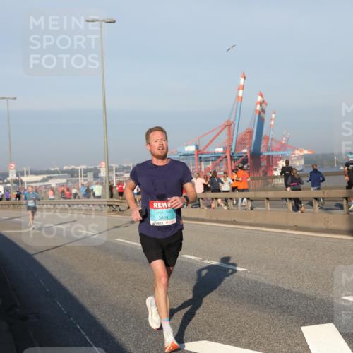 03.10.2025 - Köhlbrandbrückenlauf Yannick Fuchs http://msf.ph/oto/9144374 03.10.2025 08:32:32 Position 2 3809 meine-sportfotos.de