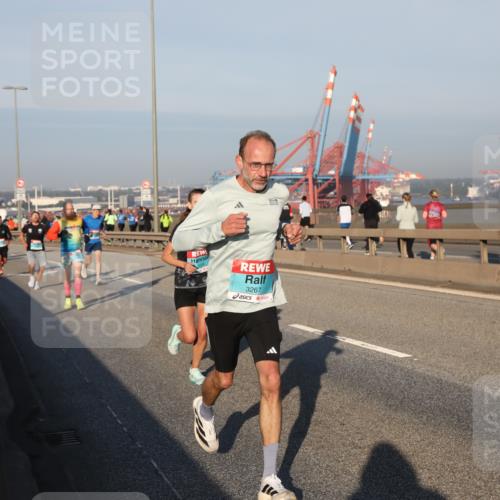 03.10.2025 - Köhlbrandbrückenlauf Yannick Fuchs http://msf.ph/oto/9144465 03.10.2025 08:32:50 Position 2 3267 meine-sportfotos.de