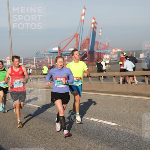 03.10.2025 - Köhlbrandbrückenlauf Yannick Fuchs http://msf.ph/oto/9144651 03.10.2025 08:33:08 Position 2 3152, 3704, 3712, 28 meine-sportfotos.de