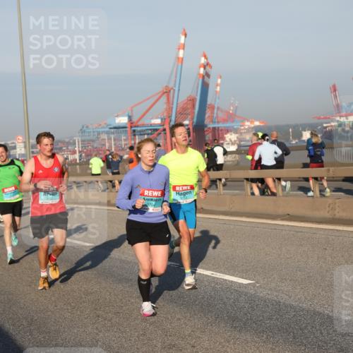 03.10.2025 - Köhlbrandbrückenlauf Yannick Fuchs http://msf.ph/oto/9144656 03.10.2025 08:33:09 Position 2 3704, 3712 meine-sportfotos.de