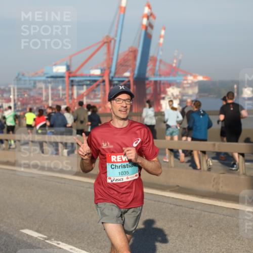 03.10.2025 - Köhlbrandbrückenlauf Yannick Fuchs http://msf.ph/oto/9144844 03.10.2025 08:33:32 Position 2 1035 meine-sportfotos.de