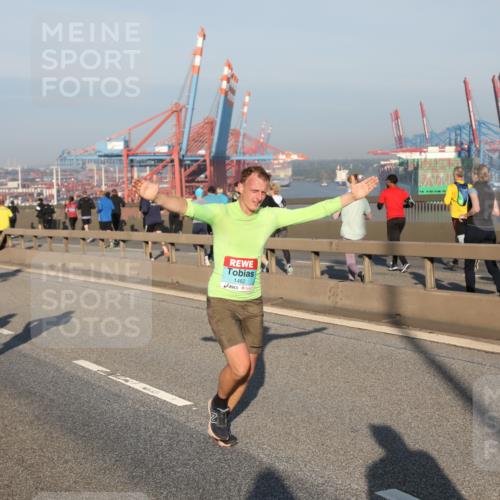 03.10.2025 - Köhlbrandbrückenlauf Yannick Fuchs http://msf.ph/oto/9145138 03.10.2025 08:34:12 Position 2 1462 meine-sportfotos.de