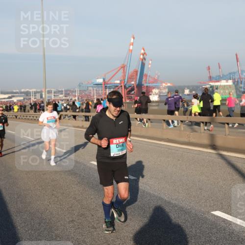 03.10.2025 - Köhlbrandbrückenlauf Yannick Fuchs http://msf.ph/oto/9145220 03.10.2025 08:34:19 Position 2 3288 meine-sportfotos.de
