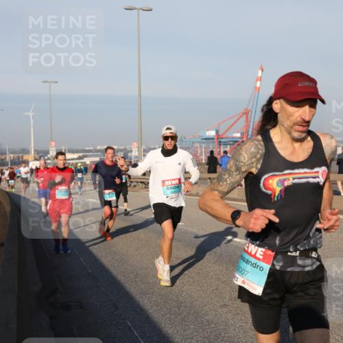 03.10.2025 - Köhlbrandbrückenlauf Yannick Fuchs http://msf.ph/oto/9145471 03.10.2025 08:34:43 Position 2 3494, 3007 meine-sportfotos.de