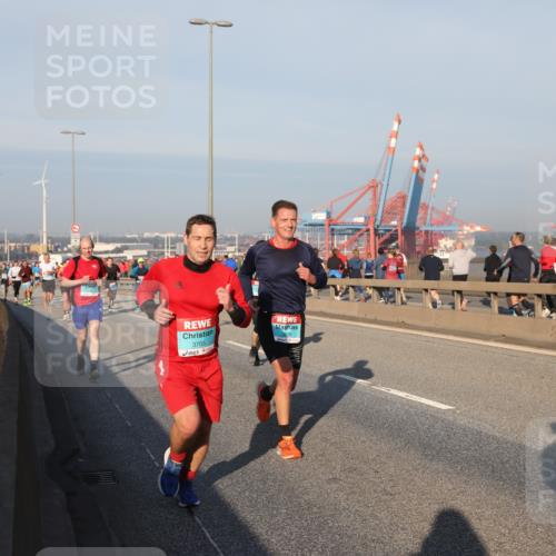 03.10.2025 - Köhlbrandbrückenlauf Yannick Fuchs http://msf.ph/oto/9145517 03.10.2025 08:34:45 Position 2 3705 meine-sportfotos.de