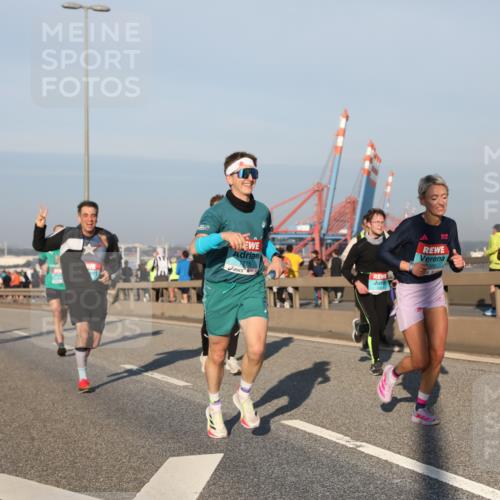 03.10.2025 - Köhlbrandbrückenlauf Yannick Fuchs http://msf.ph/oto/9145717 03.10.2025 08:35:07 Position 2 1275, 086 meine-sportfotos.de