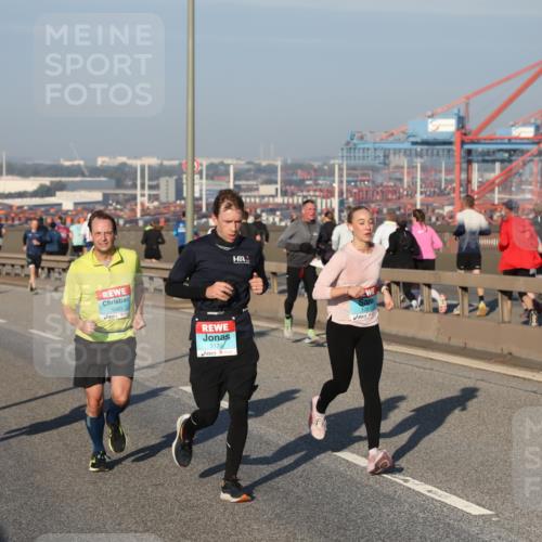 03.10.2025 - Köhlbrandbrückenlauf Yannick Fuchs http://msf.ph/oto/9145980 03.10.2025 08:35:37 Position 2 1083, 3043, 3136, 1251 meine-sportfotos.de