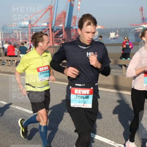 03.10.2025 - Köhlbrandbrückenlauf Yannick Fuchs http://msf.ph/oto/9145985 03.10.2025 08:35:40 Position 2 1083, 3136, 1251 meine-sportfotos.de