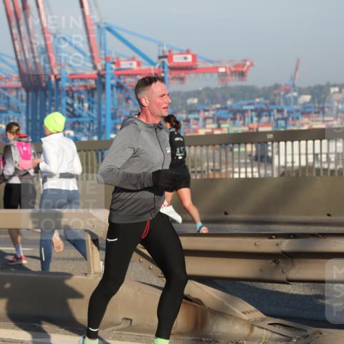 03.10.2025 - Köhlbrandbrückenlauf Yannick Fuchs http://msf.ph/oto/9146012 03.10.2025 08:35:43 Position 2  meine-sportfotos.de