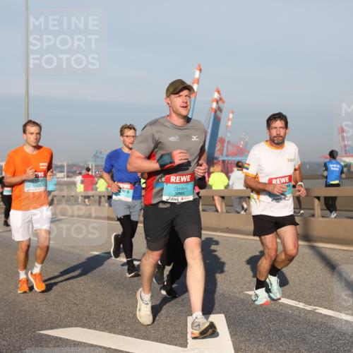 03.10.2025 - Köhlbrandbrückenlauf Yannick Fuchs http://msf.ph/oto/9146401 03.10.2025 08:36:21 Position 2 1423, 3795 meine-sportfotos.de