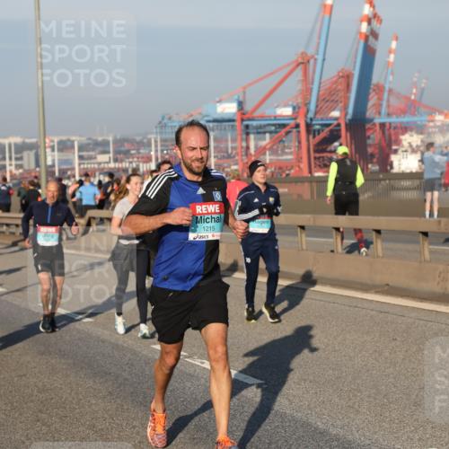 03.10.2025 - Köhlbrandbrückenlauf Yannick Fuchs http://msf.ph/oto/9146527 03.10.2025 08:36:40 Position 2 1215 meine-sportfotos.de