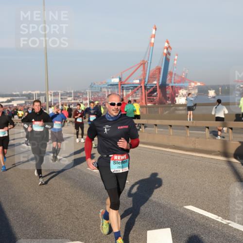 03.10.2025 - Köhlbrandbrückenlauf Yannick Fuchs http://msf.ph/oto/9146570 03.10.2025 08:36:44 Position 2 2820, 1052 meine-sportfotos.de