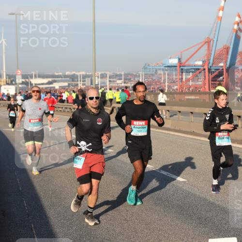03.10.2025 - Köhlbrandbrückenlauf Yannick Fuchs http://msf.ph/oto/9146624 03.10.2025 08:36:48 Position 2 1550, 2760 meine-sportfotos.de