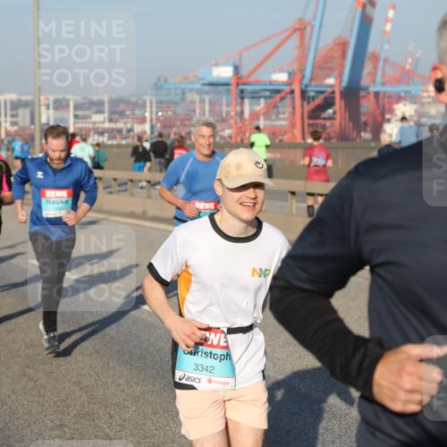 03.10.2025 - Köhlbrandbrückenlauf Yannick Fuchs http://msf.ph/oto/9146945 03.10.2025 08:37:27 Position 2 3342 meine-sportfotos.de